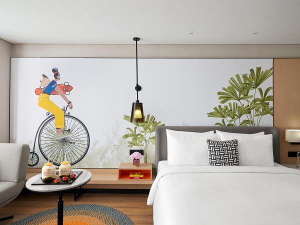 Hyatt Centric Hebbal Bengaluru : photo 3 de la chambre chambre lit king-size - vue sur lac