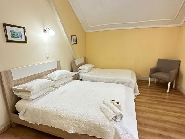 Central Guest House : photo 4 de la chambre chambre triple