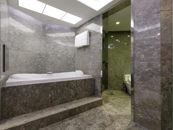 New World Millennium Hong Kong Hotel : photo 1 de la chambre deluxe harbour view suite with executive lounge access