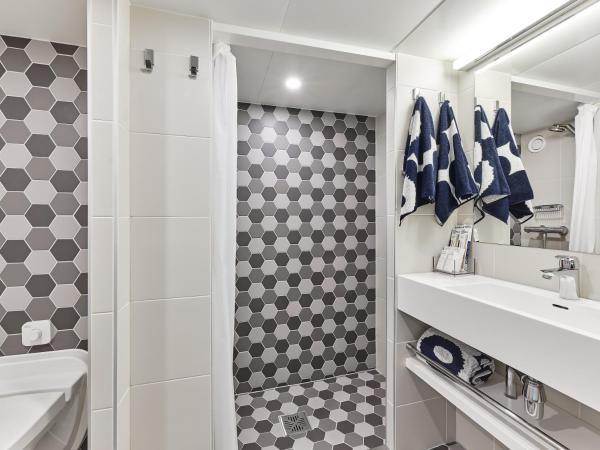 Silja Line ferry - Helsinki 2 nights return cruise to Stockholm : photo 5 de la chambre commodore cabin with balcony and sea view