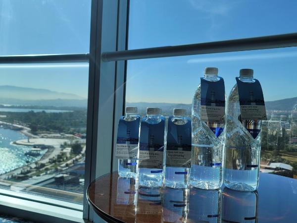 Wyndham Grand Izmir Ozdilek Thermal & Spa : photo 1 de la chambre hébergement lit king-size accessible aux personnes à mobilité réduite - non-fumeurs - vue sur montagne