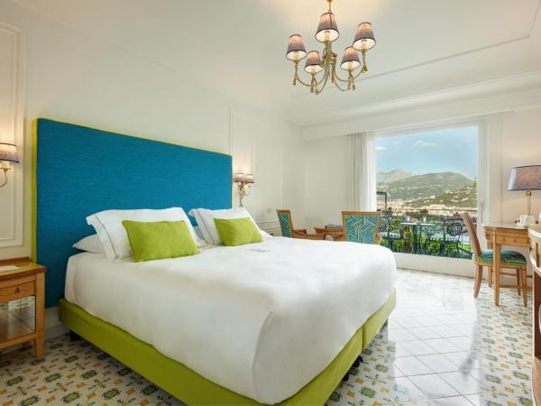 Grand Hotel Capodimonte : photo 1 de la chambre chambre deluxe double ou lits jumeaux