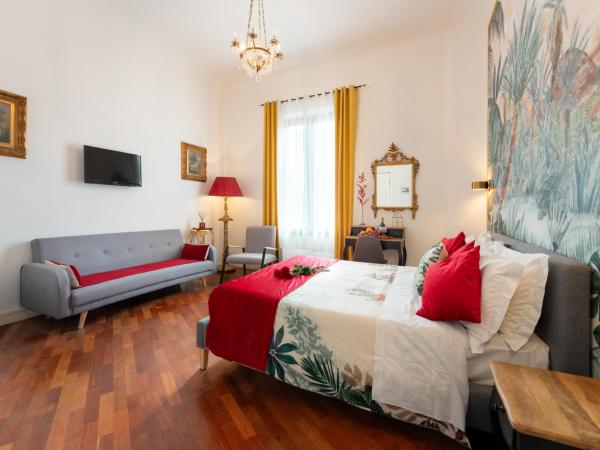 Entire flat with 6 Rooms & 6 Bathrooms, 210 SQMs at Most Historical Center with LIFT !!! : photo 5 de la chambre appartement en duplex