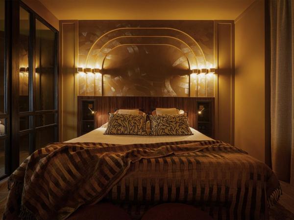 Hotel Gounod Fully Renovated : photo 5 de la chambre suite originale avec douche, baignoire et terrasse