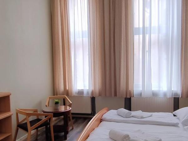 Pension I : photo 6 de la chambre chambre double avec salle de bains commune