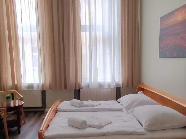 Pension I : photo 1 de la chambre chambre double avec salle de bains commune