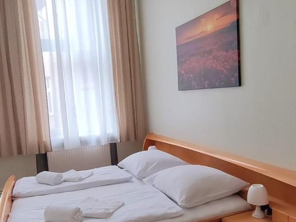 Pension I : photo 3 de la chambre chambre double avec salle de bains commune