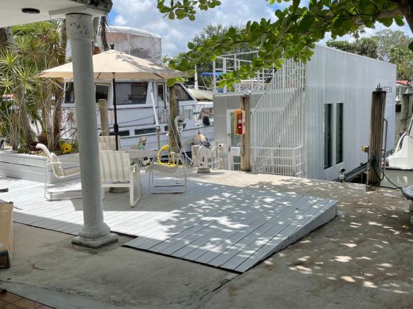 Unique Houseboat Modern and New : photo 1 de la chambre bungalow - front de mer