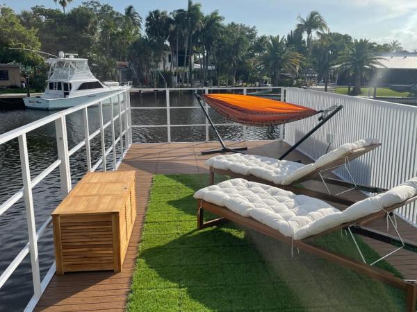 Unique Houseboat Modern and New : photo 3 de la chambre bungalow - front de mer