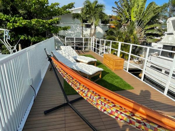 Unique Houseboat Modern and New : photo 4 de la chambre bungalow - front de mer