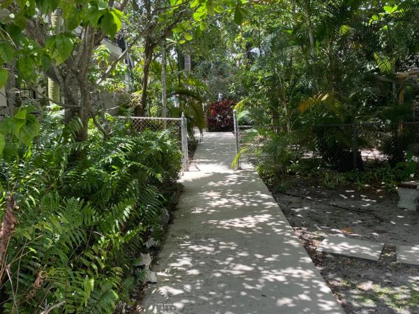 Unique Houseboat Modern and New : photo 5 de la chambre bungalow - front de mer