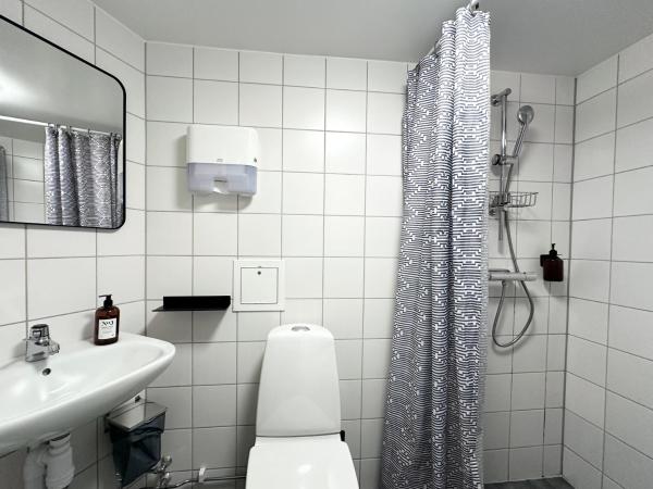 Linnéplatsens Hotell & Vandrarhem : photo 1 de la chambre chambre lits jumeaux Économique avec salle de bains commune