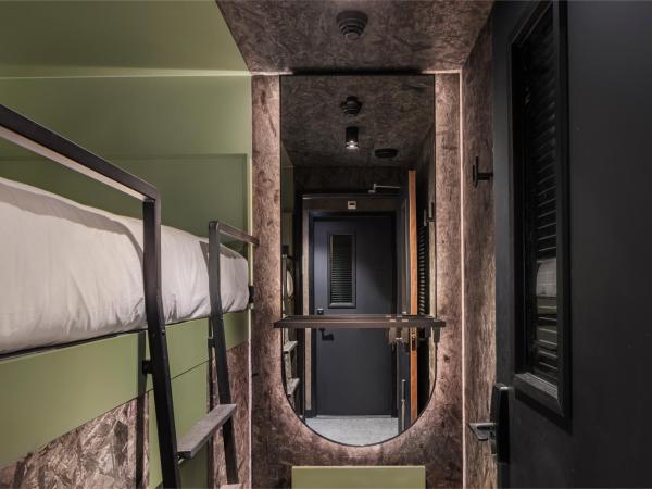 The Usual Rotterdam : photo 9 de la chambre the double pod (6m2) with shared bathroom