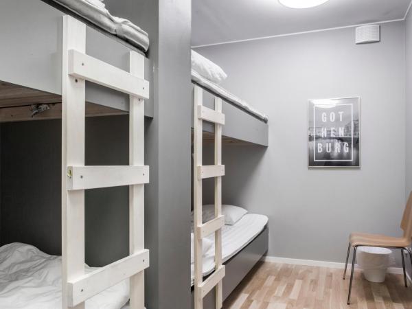 Linnéplatsens Hotell & Vandrarhem : photo 3 de la chambre chambre quadruple Économique avec salle de bains commune - sans fenêtre