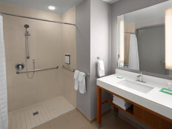 Hyatt Place Denver Cherry Creek : photo 1 de la chambre chambre lit king-size avec canapé-lit et douche accessible en fauteuil roulant - accessible aux personnes à mobilité réduite