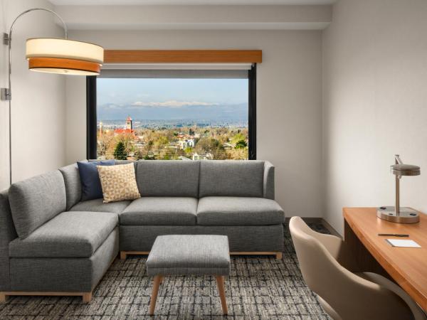 Hyatt Place Denver Cherry Creek : photo 4 de la chambre chambre lit king-size familiale avec canapé-lit - vue sur montagne