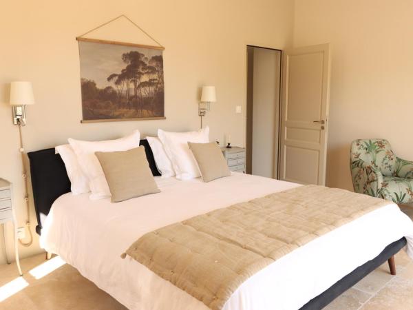 Le Mas Joséphine : photo 2 de la chambre chambre double - vue sur jardin