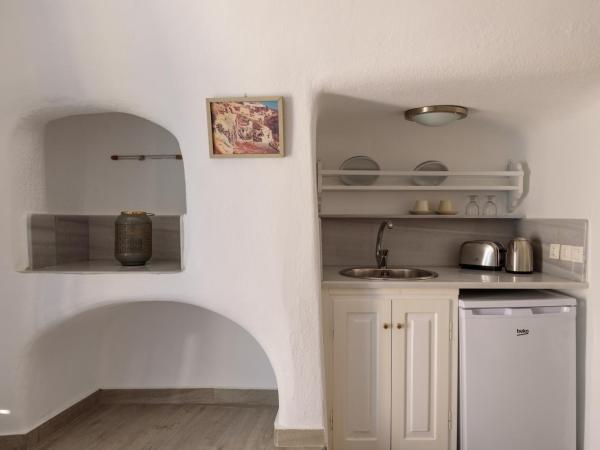 Strogili : photo 8 de la chambre studio troglodyte traditionnel (2-3 adultes) - annexe - vue sur caldera