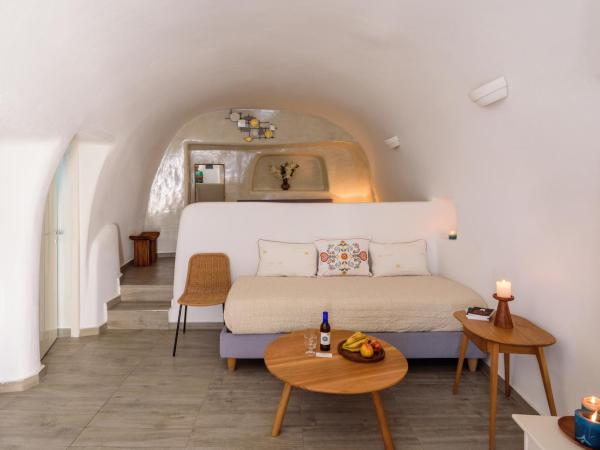 Strogili : photo 9 de la chambre studio troglodyte traditionnel (2-3 adultes) - annexe - vue sur caldera