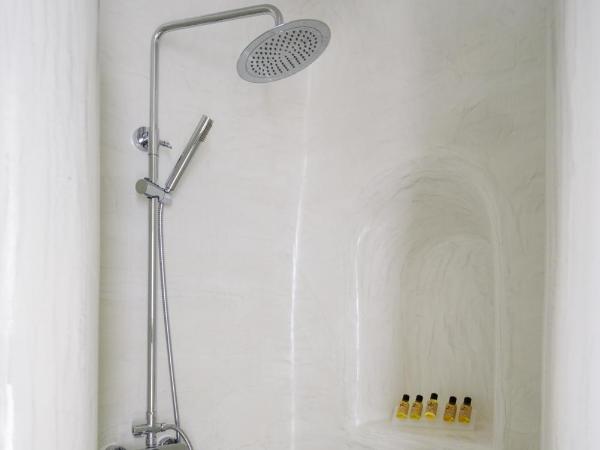 Strogili : photo 2 de la chambre studio troglodyte traditionnel (2-3 adultes) - annexe - vue sur caldera