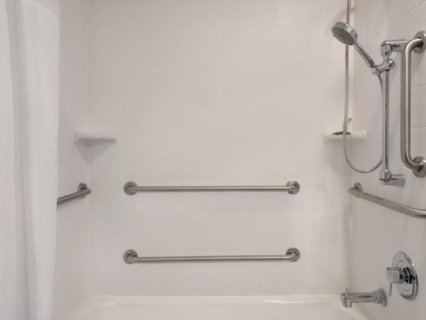 Country Inn & Suites by Radisson, Oklahoma City - Bricktown, OK : photo 3 de la chambre chambre lit king-size avec douche accessible en fauteuil roulant - accessible aux personnes à mobilité réduite - non-fumeurs