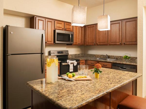 Floridays Orlando Two & Three Bed Rooms Condo Resort : photo 1 de la chambre suite 2 chambres avec canapé-lit