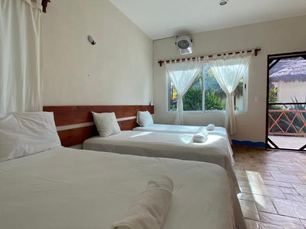 Ikarus Costa Mujeres Eco Lodge Sunset View : photo 1 de la chambre chambre triple avec salle de bains