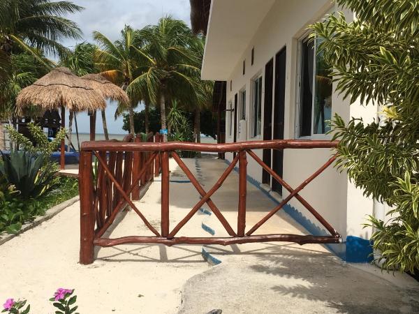 Ikarus Costa Mujeres Eco Lodge Sunset View : photo 4 de la chambre chambre triple avec salle de bains