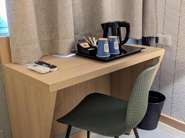 Kyriad Martigues Sud : photo 3 de la chambre chambre lits jumeaux