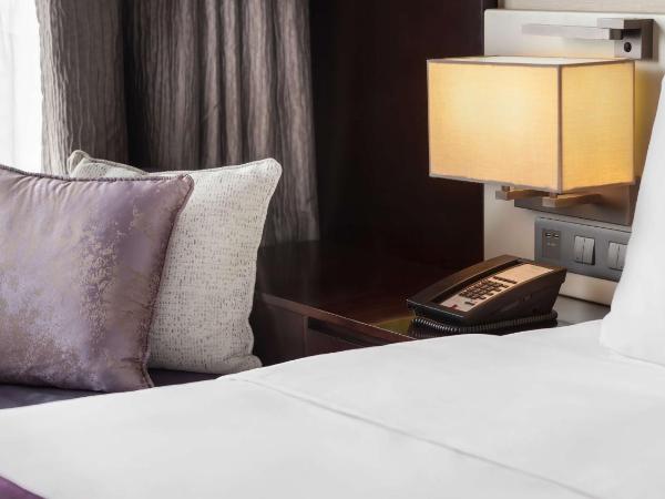 Hilton Garden Inn Hong Kong Mongkok : photo 3 de la chambre chambre lit king-size - vue sur jardin