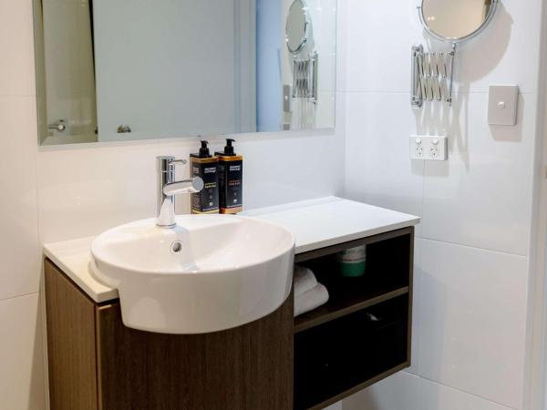 Mercure Brisbane Spring Hill : photo 10 de la chambre family queen suite with two twin beds and balcony - view