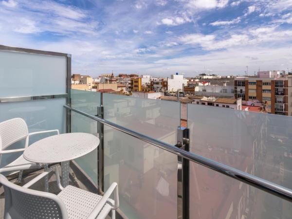 Catalonia Giralda : photo 2 de la chambre suite junior avec terrasse