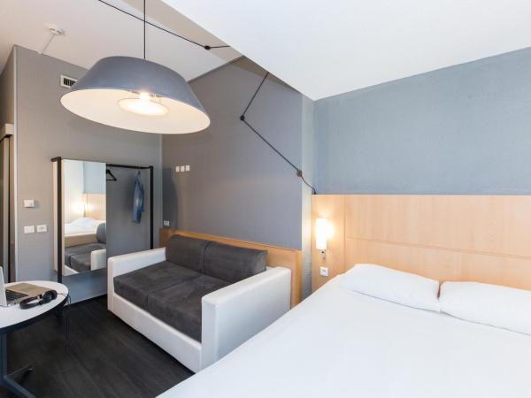 ibis Sisteron : photo 2 de la chambre chambre standard avec 1 lit double et 2 lits simples