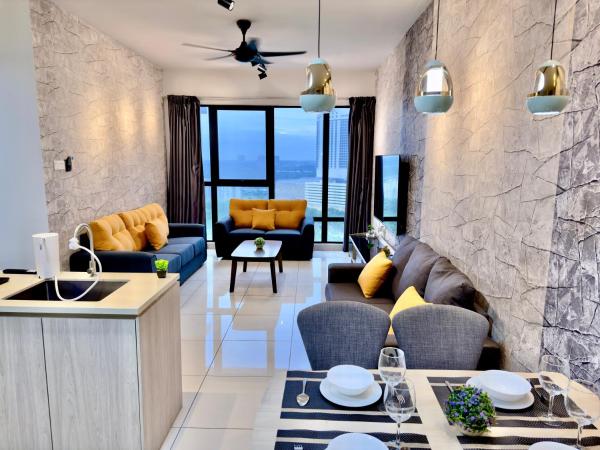 MidValley Southkey Mosaic 6-9pax Netflix-SmartTV70inch : photo 1 de la chambre appartement 2 chambres