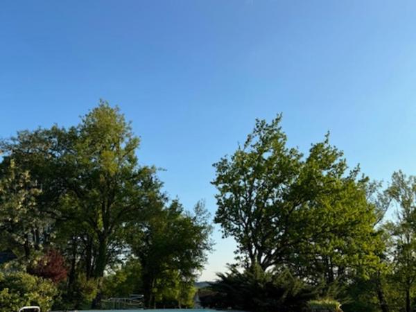 Gîte Tennis du domaine de Mary : photo 6 de la chambre chambre familiale - vue sur jardin
