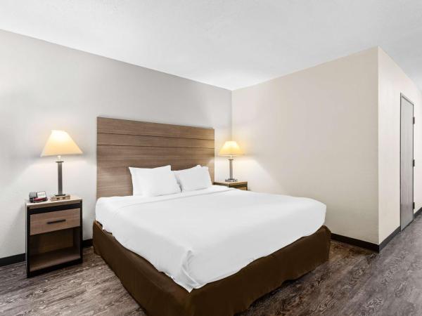 SureStay Hotel by Best Western Albuquerque Midtown : photo 2 de la chambre chambre lit king-size avec baignoire accessible aux personnes à mobilité réduite