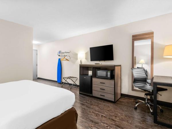SureStay Hotel by Best Western Albuquerque Midtown : photo 3 de la chambre chambre lit king-size avec baignoire accessible aux personnes à mobilité réduite
