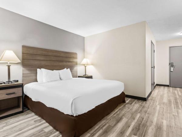 SureStay Hotel by Best Western Albuquerque Midtown : photo 2 de la chambre chambre lit king-size avec douche accessible en fauteuil roulant - adaptée aux personnes à mobilité réduite