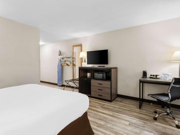 SureStay Hotel by Best Western Albuquerque Midtown : photo 3 de la chambre chambre lit king-size avec douche accessible en fauteuil roulant - adaptée aux personnes à mobilité réduite