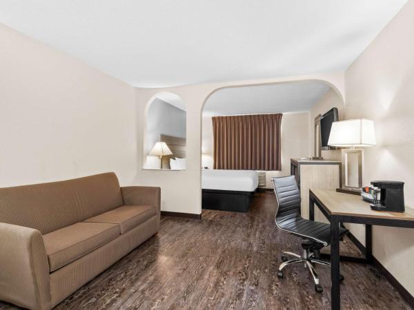 SureStay Hotel by Best Western Albuquerque Midtown : photo 1 de la chambre chambre lit king-size avec canapé-lit