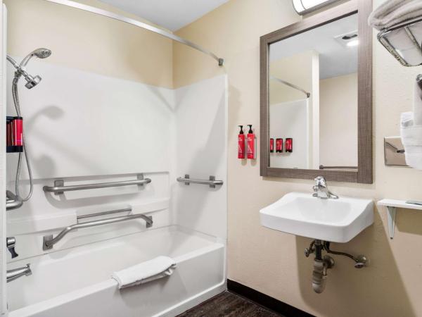 SureStay Hotel by Best Western Albuquerque Midtown : photo 4 de la chambre chambre lit king-size avec baignoire accessible aux personnes à mobilité réduite