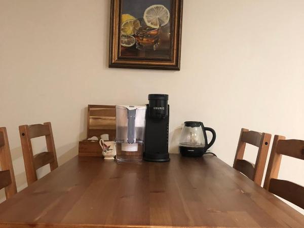 John's House in Vancouver West : photo 7 de la chambre chambre lit queen-size avec salle de bains commune