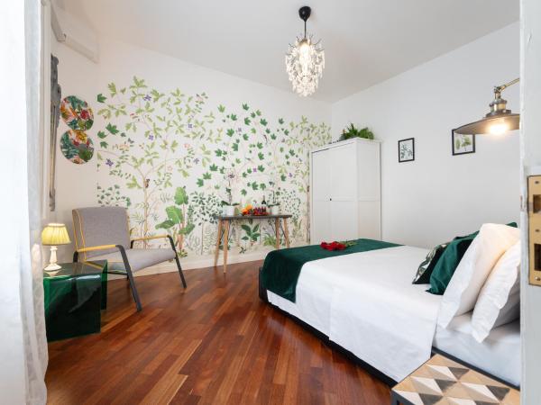 Entire flat with 6 Rooms & 6 Bathrooms, 210 SQMs at Most Historical Center with LIFT !!! : photo 2 de la chambre chambre double Économique