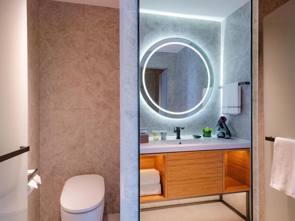 UrCove by HYATT Futian CBD : photo 1 de la chambre chambre lits jumeaux de luxe - vue sur jardin