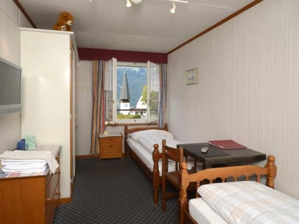 Swiss Lodge Hotel Bernerhof : photo 3 de la chambre chambre lits jumeaux avec salle de bains commune