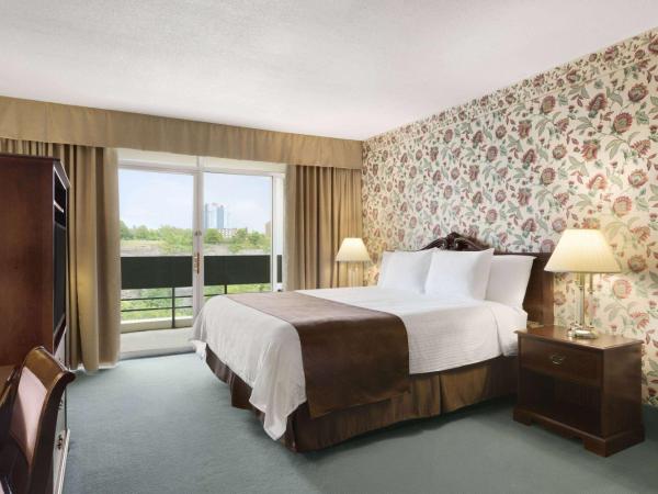 Travelodge by Wyndham Niagara Falls Fallsview : photo 1 de la chambre suite studio lit king-size deluxe - non-fumeurs