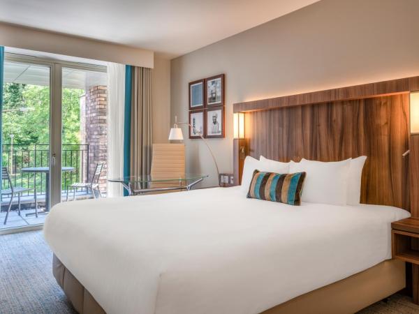 Courtyard by Marriott Edinburgh : photo 2 de la chambre chambre lit king-size avec balcon