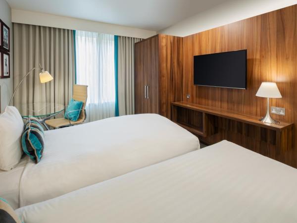 Courtyard by Marriott Edinburgh : photo 3 de la chambre chambre lits jumeaux premium avec lit(s) jumeau(x)/simple(s)