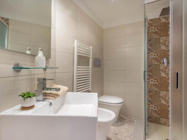 Domo 5 Teste Guesthouse : photo 3 de la chambre chambre double avec salle de bains privative