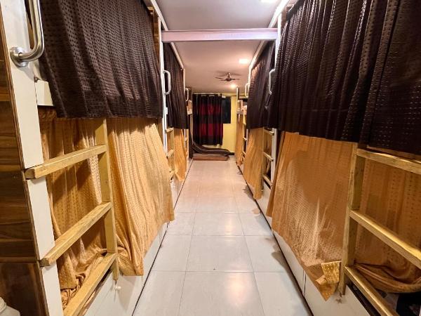 Star Dormitory Mumbai : photo 4 de la chambre lit simple dans dortoir pour hommes avec salle de bains commune